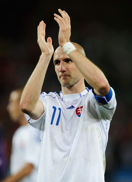 斯洛伐克队惜败出局,球迷黯然离场,全场震撼 斯洛伐克队惜败出局,球迷黯然离场,全场震撼