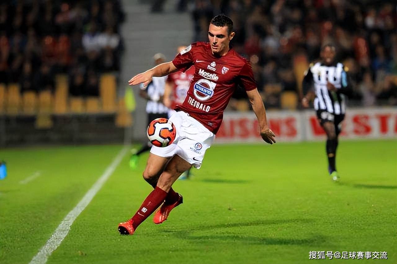 斯洛伐克队惜败出局,球迷黯然离场,全场震撼 斯洛伐克队惜败出局,球迷黯然离场,全场震撼