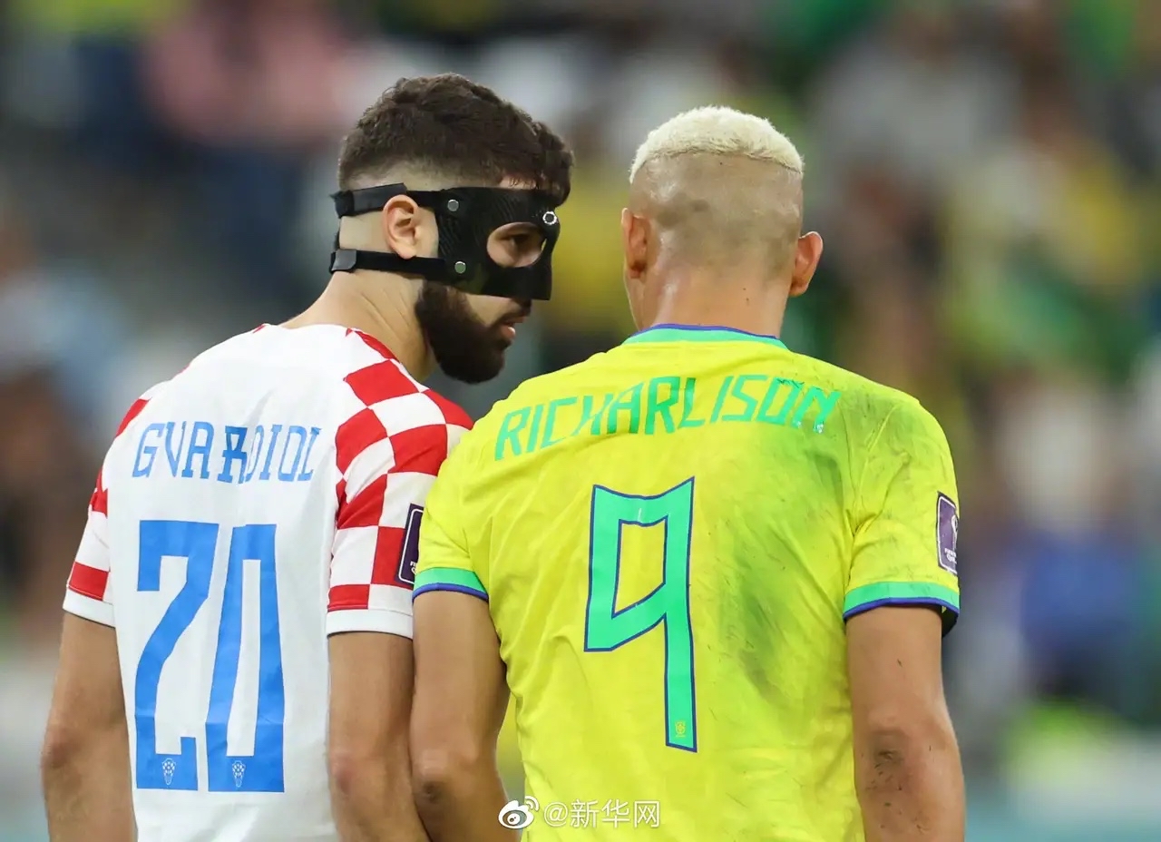 EG轻取DFM，Uzi打出惊人五杀峡谷大战小组赛，锁定晋级资格