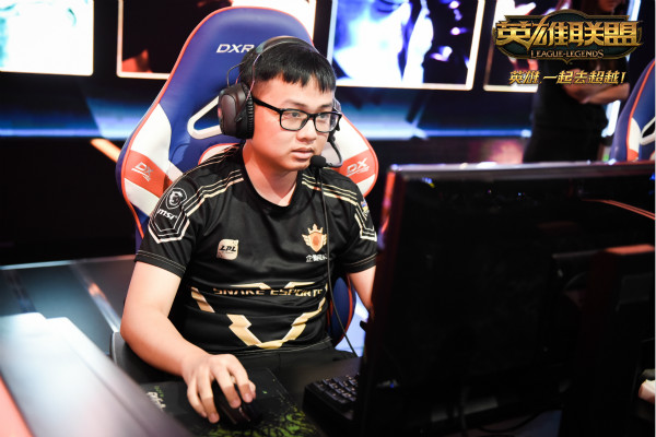 EG险胜RNG，Scout关键团战开团秒人强强对话小组赛，锁定晋级资格